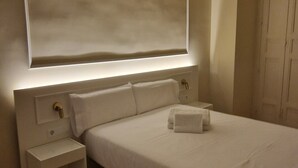Χρηματοκιβώτιο στο δωμάτιο, κουρτίνες συσκότισης, σίδερο/σιδερώστρα 