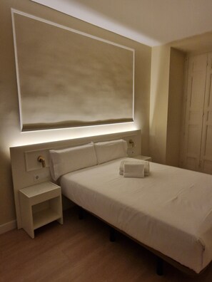 Zimmersafe, Verdunkelungsvorhänge, Bügeleisen/Bügelbrett