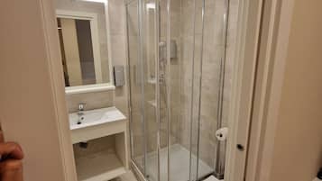 Een douche, een regendouche, gratis toiletartikelen, een haardroger