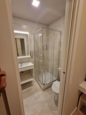 Een douche, een regendouche, gratis toiletartikelen, een haardroger