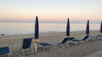 Una spiaggia nelle vicinanze