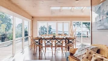 智能電視、壁爐、書籍