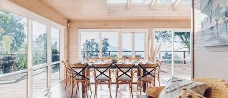 Smart-tv, eldstad och böcker