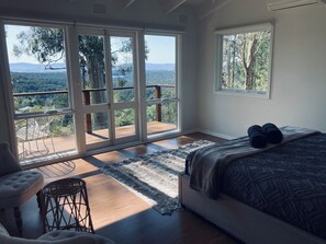 4 bedrooms, desk, soundproofing, iron/ironing board