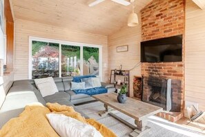 Smart-TV, Kamin, Bücher