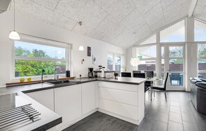 Køleskab, opvaskemaskine, kaffe-/temaskine