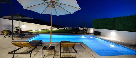 Alberca al aire libre y alberca climatizada