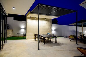 تناول الطعام بالخارج