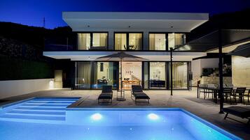 Una piscina al aire libre, una piscina climatizada