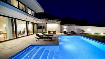 Una piscina al aire libre, una piscina climatizada