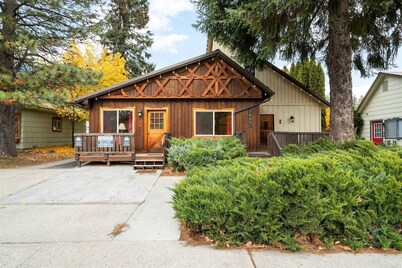 Downtown Leavenworth King Suite #21 + parking