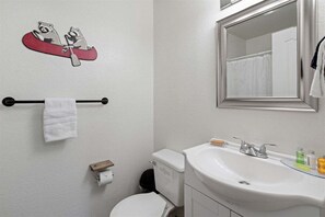 Séchoir à cheveux, serviettes fournies