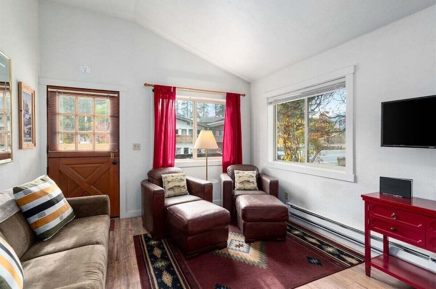 Downtown Leavenworth King Suite #21 + Parking - Cashmere, WA