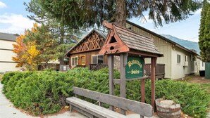 A rustic building with a sign reading 'Cabinri Suites.' - Downtown Leavenworth | King Bed + Parking (Leavenworth)