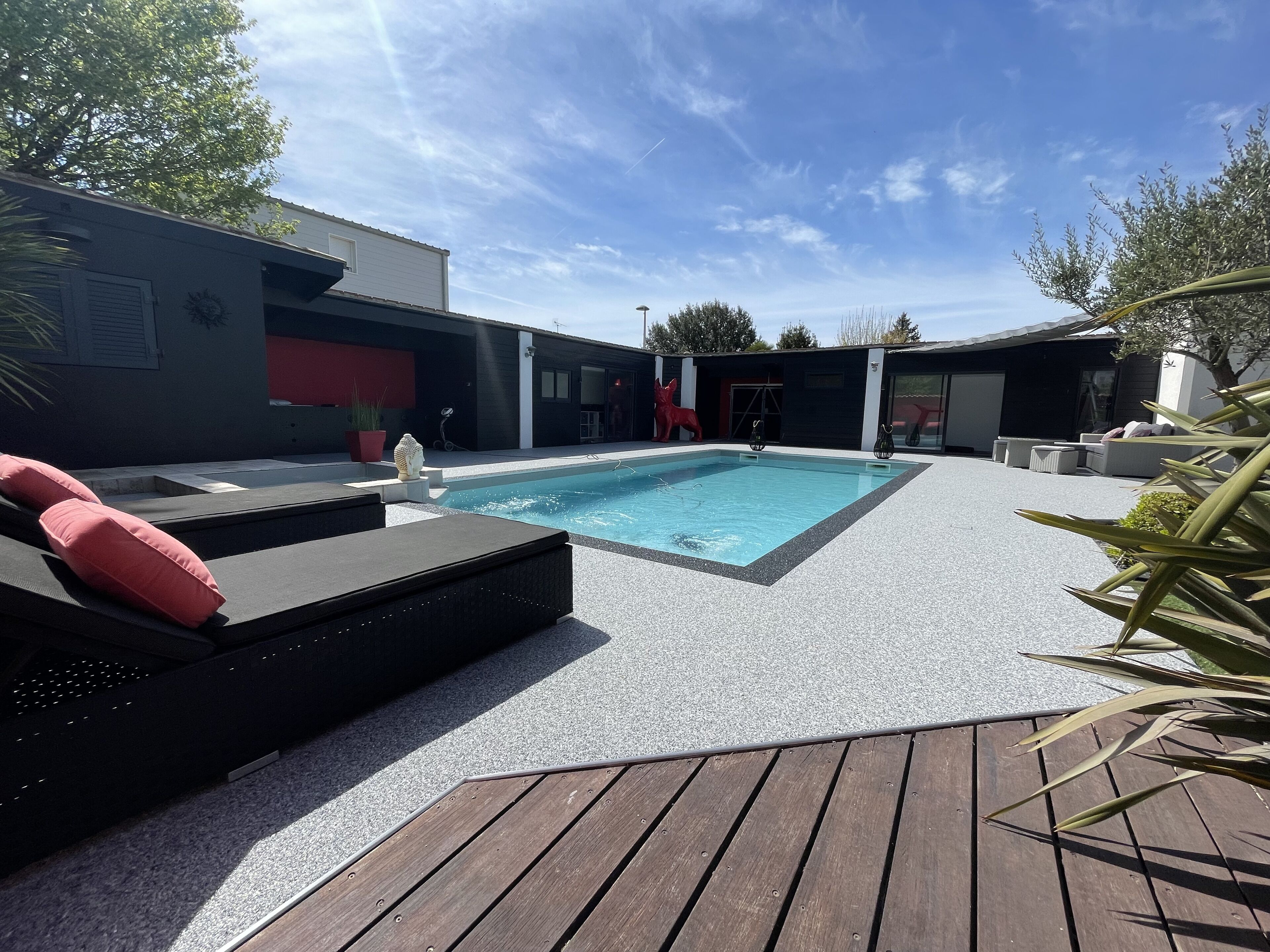 Een buitenzwembad en een verwarmd zwembad