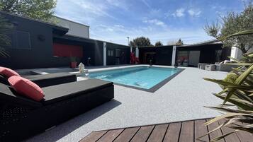 Een buitenzwembad en een verwarmd zwembad