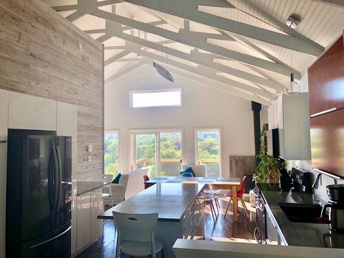 Modern, unique house on the grand concourse trail, 2.4km from downtown.