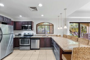 Kjøleskap, mikrobølgeovn, ovn og kokeplater