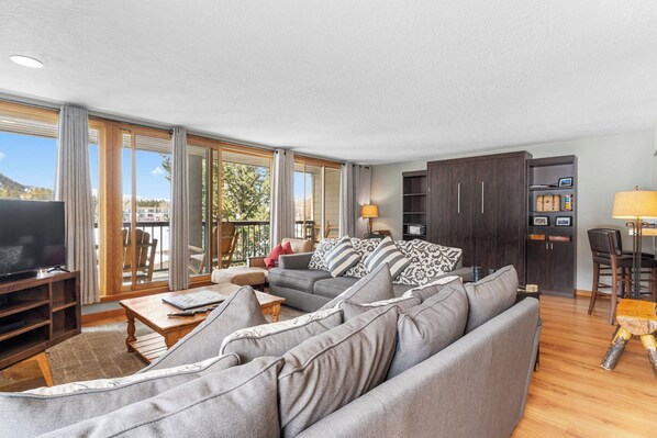 Smart TV, fireplace, DVD player, books - Next to Keystone Lake, Close to Shops, Dining & Activities w/ Stunning Views (Keystone)