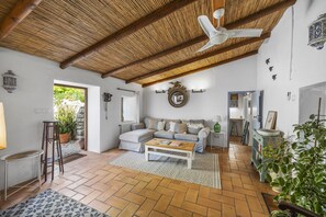Smart TV, fireplace - Delightful 3 Bedroom Farmhouse with Private Pool and large Gardens (São Brás de Alportel)