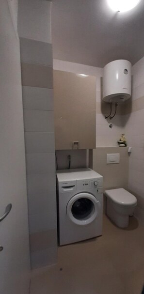 Chuveiro, secador de cabelo, toalhas de banho, shampoo