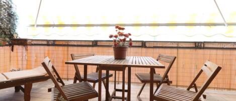 Apartment, 1 Queen Bed | Outdoor dining