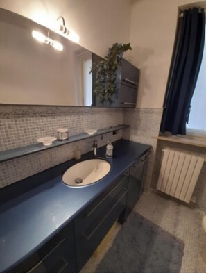 Apartment, 1 Queen Bed | Bathroom | Shower, hair dryer, bidet, towels