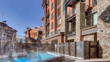 Een buitenzwembad, een verwarmd zwembad