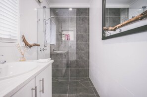 تجهيزات دش، مجففات شعر، مناشف، صابون