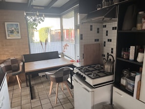 Fridge, oven, stovetop, coffee/tea maker