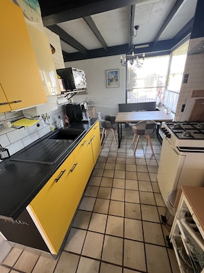 Fridge, oven, stovetop, coffee/tea maker