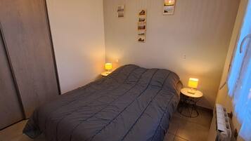 2 bedrooms, travel cot, free WiFi