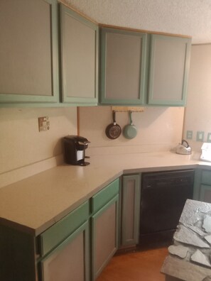 Private kitchen - SINGLE FAMILY  CABIN FOR EVENTS, VACATION RENTAL STAYS,  0.1 miles LAKE HARTWELL (Fair Play)