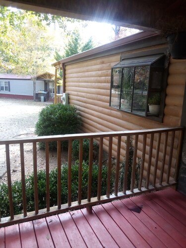 SINGLE FAMILY  CABIN FOR EVENTS, VACATION RENTAL STAYS,  0.1 miles LAKE HARTWELL