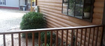 SINGLE FAMILY CABIN FOR EVENTS, VACATION RENTAL STAYS, 0.1 miles LAKE HARTWELL