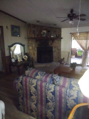 Interior - SINGLE FAMILY  CABIN FOR EVENTS, VACATION RENTAL STAYS,  0.1 miles LAKE HARTWELL (Fair Play)