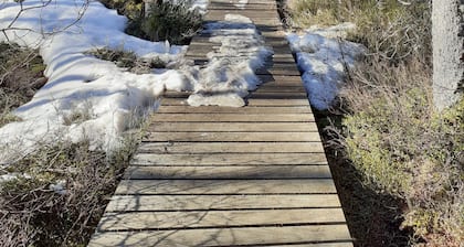 Chalet with fireplace (wood supplied) sleeps 10 (discount for stays of 3 nights or more)