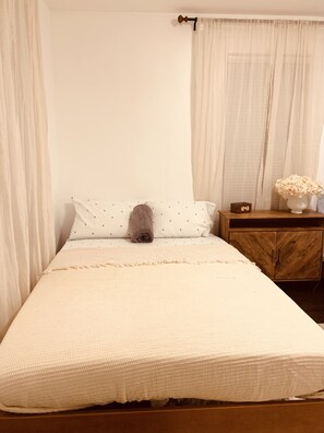 2 bedrooms, iron/ironing board, WiFi
