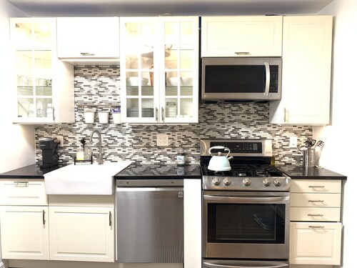 10 min to Boston and near airport w/free parking