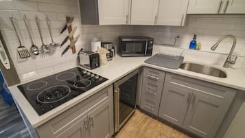 Mini réfrigérateur, micro-ondes, plaque de cuisson, cafetière/bouilloire