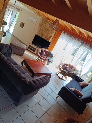 Televisión, reproductor de DVD, futbolito y tenis de mesa 