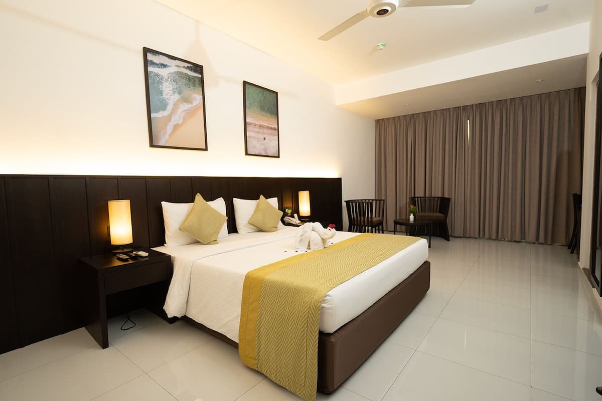 Deluxe Double Room | Bathroom | Shower, rainfall showerhead, free toiletries, hair dryer