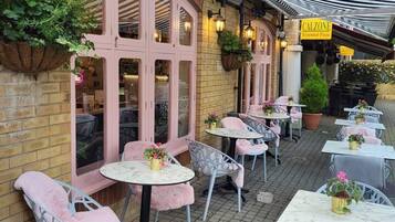 Cabin, 1 Queen Bed | Dining