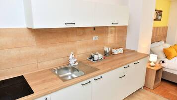 Studio | Private kitchen | Fridge, stovetop, cookware/dishes/utensils