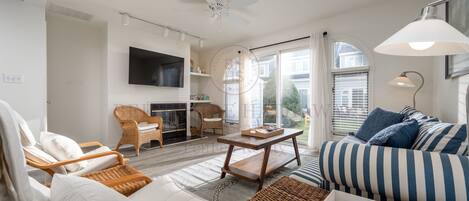 Télévision, cheminée, lecteur de DVD