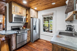 Fridge, microwave, oven, stovetop - Papa's Hideaway- secluded cottage in Grayton on the lake (Santa Rosa Beach)