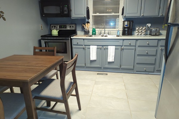 Frigorifero, microonde, forno, piano cottura