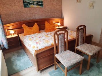 1. Schlafzimmer mit Doppelbett,
Flachbildfernseher