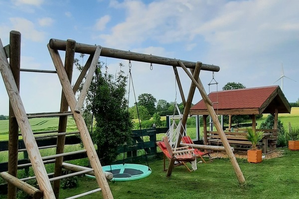 Gartenbereich mit Netzschaukel