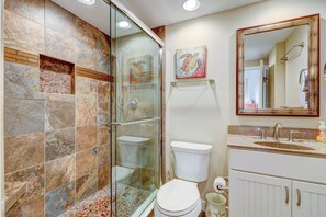 Chuveiro, secador de cabelo, sabonete 